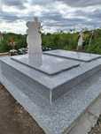 Executam monumente funerare.