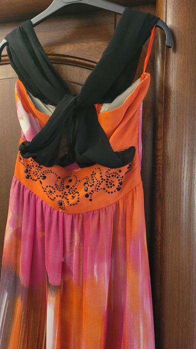 Rochie nuante vibrante portocaliu, ciclam si neagra cu imprimeu floral