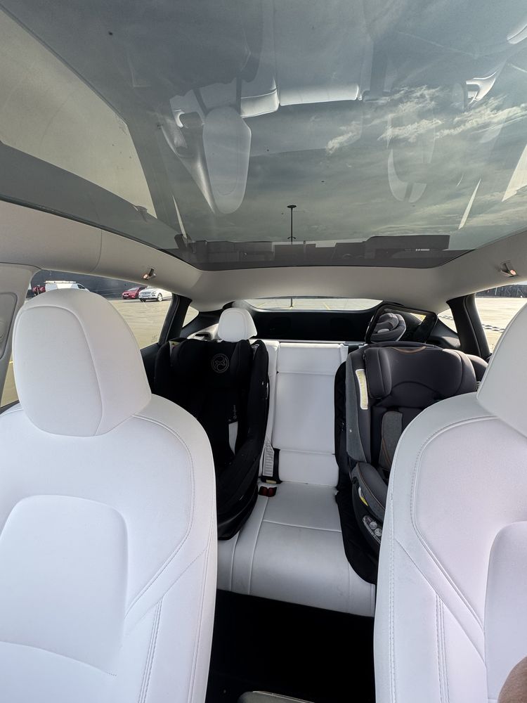 Tesla Model Y 2024 long range 4x4, 28.000 km, piele alba