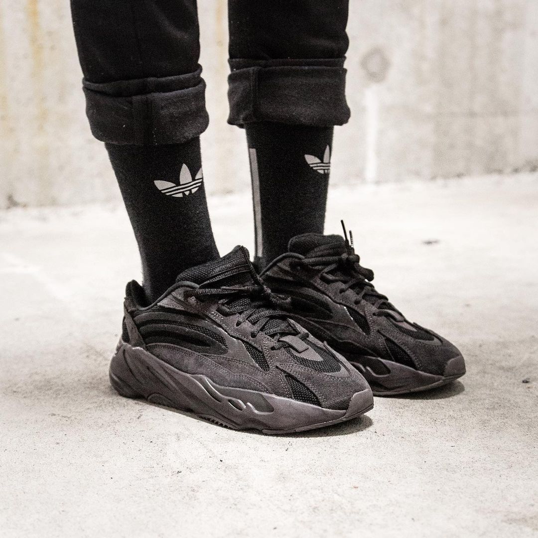 Кроссовки Adidas YEEZY BOOST 700 V2 Vanta Black