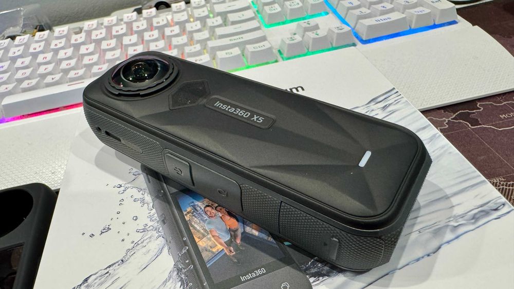 екшън камера Insta X5 360° 8K + Невидима стойка за автомобил