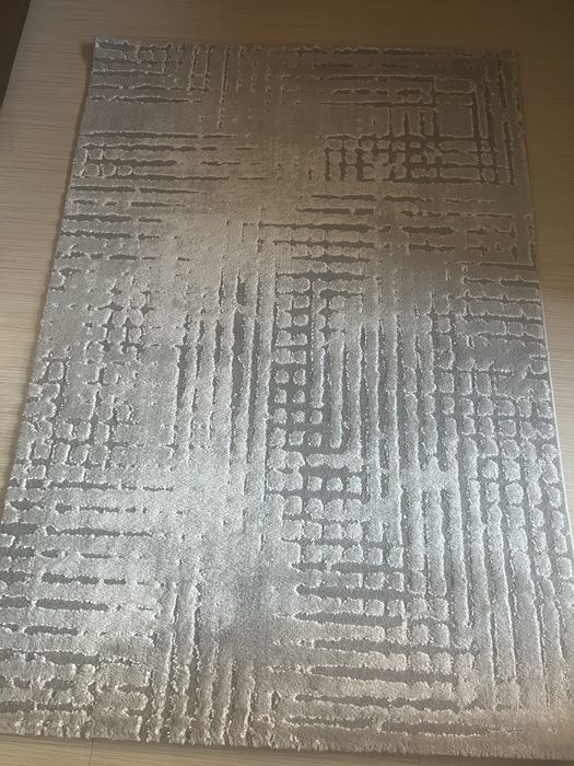 Сив килим с релефна шарка