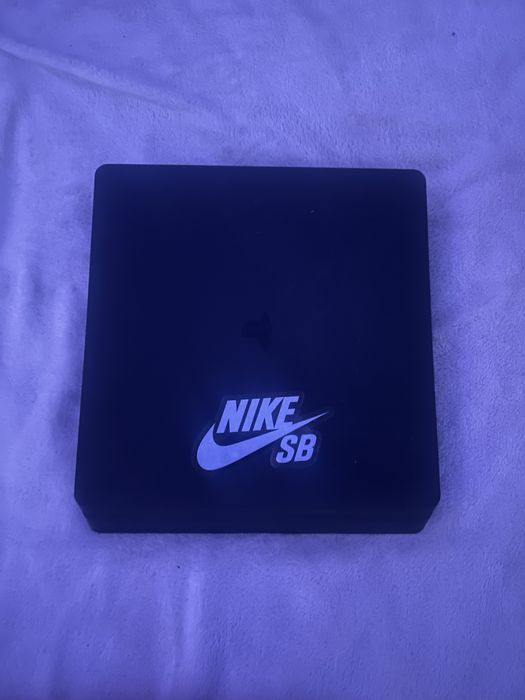 Ps4 slim cu 2 manete