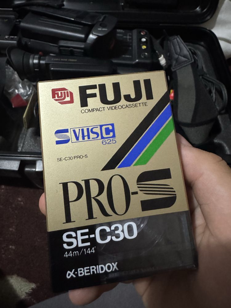 Vând cameră video retro Panasonic NV-MS90EP-VHS-C cu valiza originala