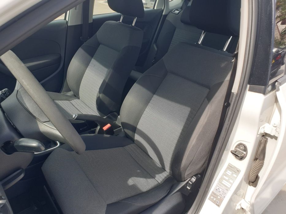 INCHIRIEZ Volkswagen POLO 6R 2011 1.4i Non-Stop de la 50 lei/Zi