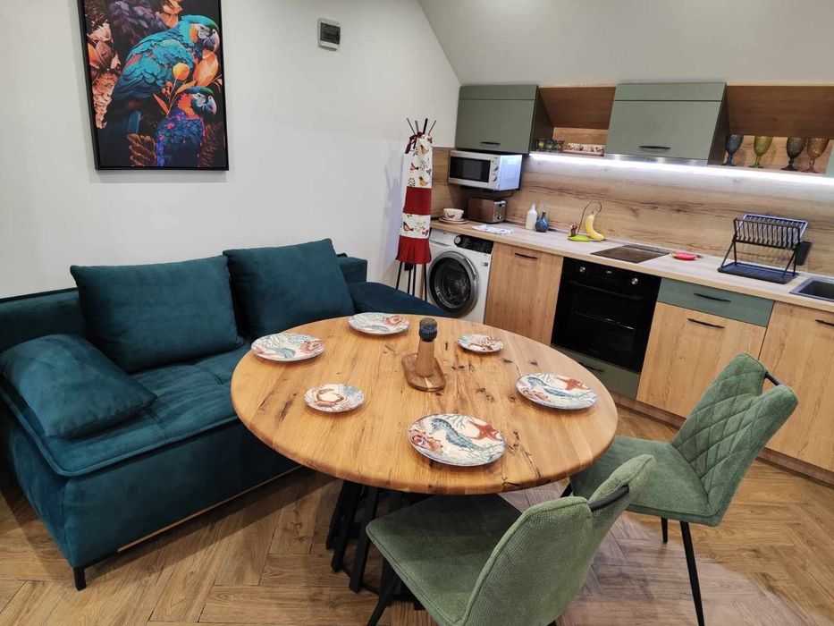 Маси, плотове, рафтове, подноси за сервиране, дъски за рязане