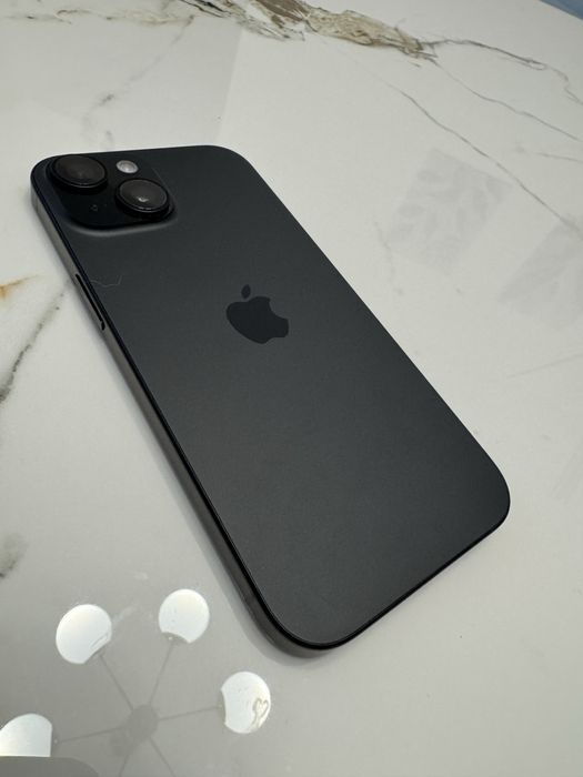 „Apple iPhone 15 128 GB negru, stare excelentă, folie + huse