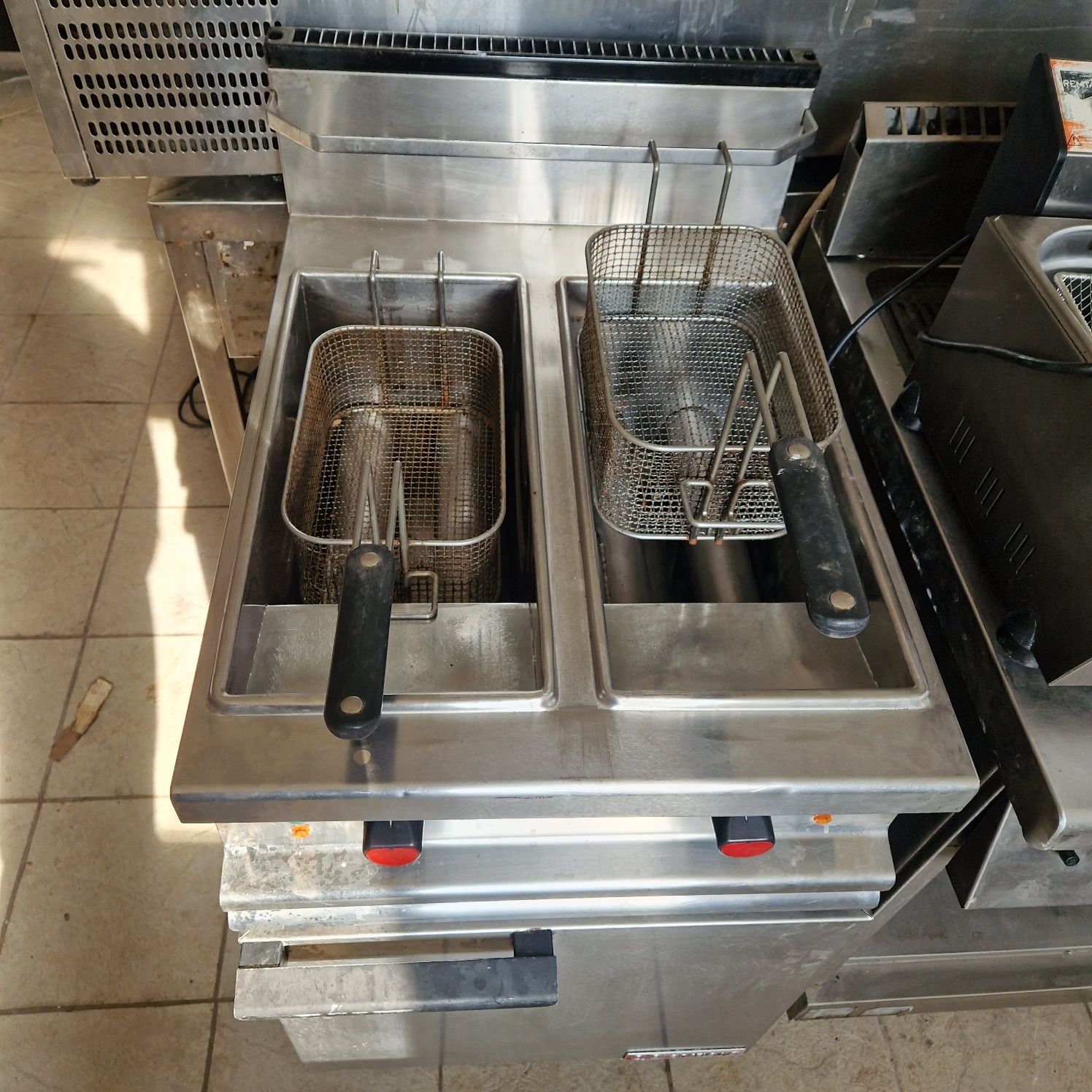 Friteuza dubla sau simpla  de putere, cu banc, din inox
