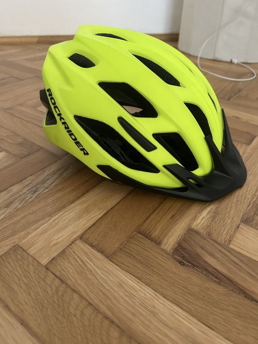 Vând echipament de ciclism pt copii,casca si mănuși,stare impecabila.