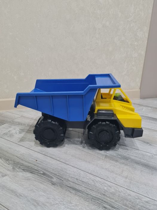 Продам машинку самосвал