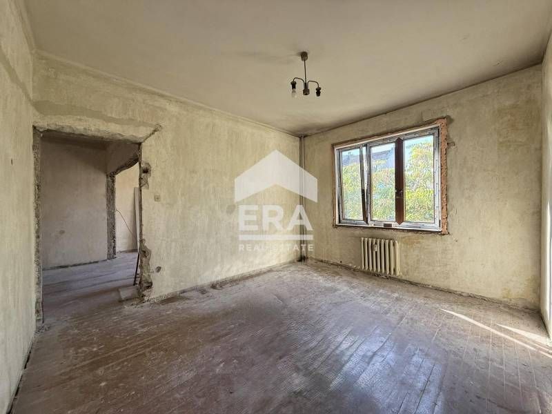 Двустаен апартамент с отделна кухня до площад "Възраждане"