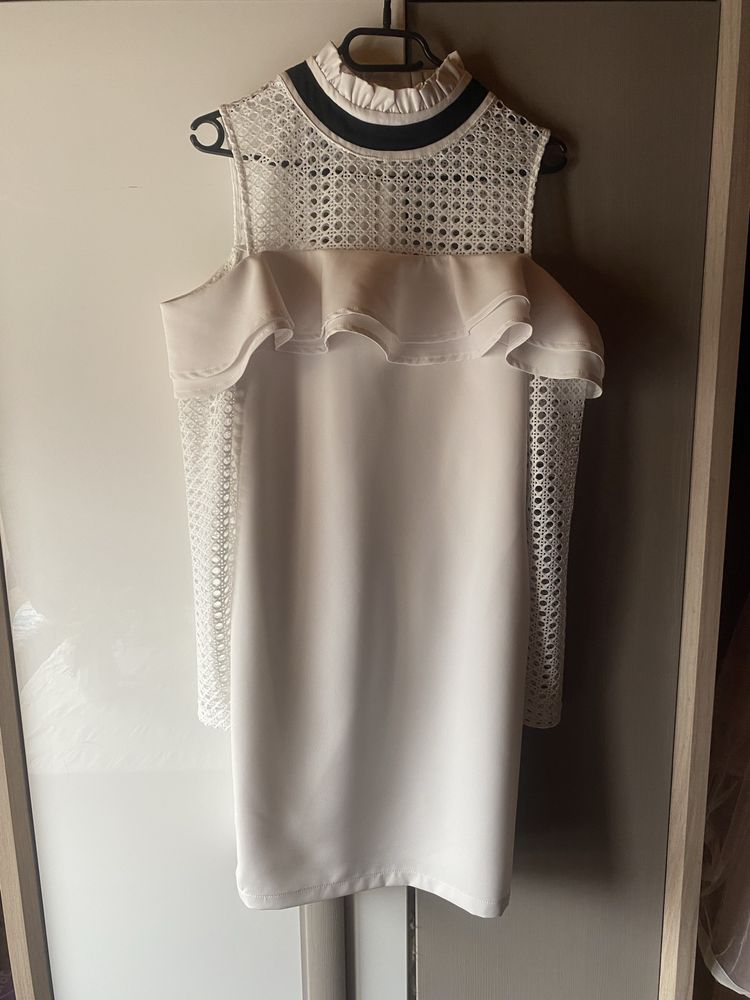 Rochie elegantă cu dantelă albă si volan pe umăr