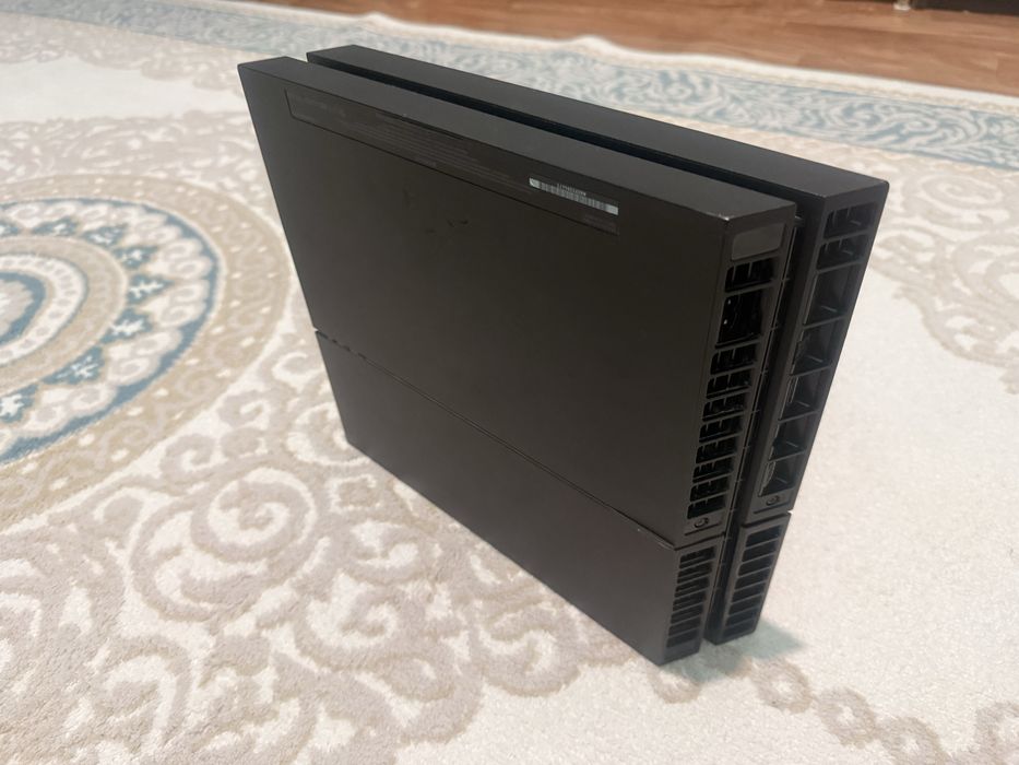 Пс 4 фат с двумя оригинальными джойстакими