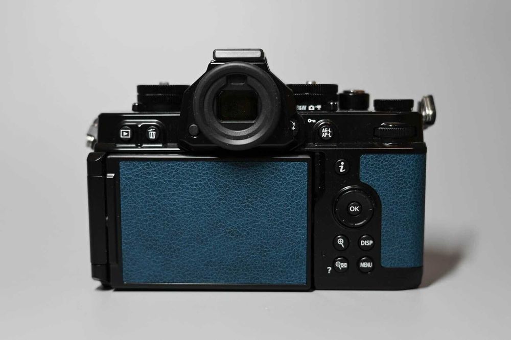 Pachet: Body Nikon Zf cu Nikon 40mm f2 SE, Gripp-uri si Alte Accesorii