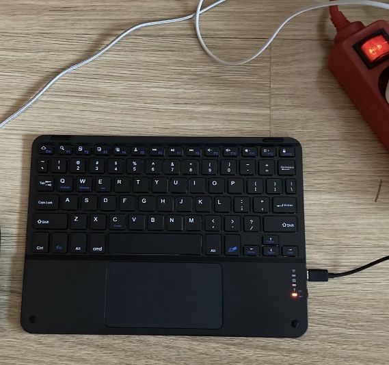 Безжична клавиатура с тъчпад (вградена мишка)