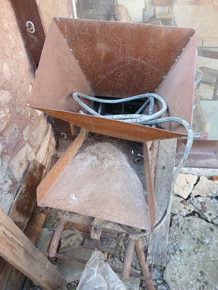 Продавам Машина за мелене на сено, слама на трифазен ток
