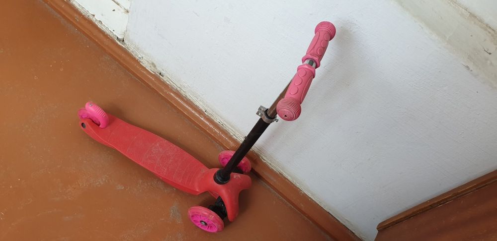 Детский самокат и двухколесный скейтборд.