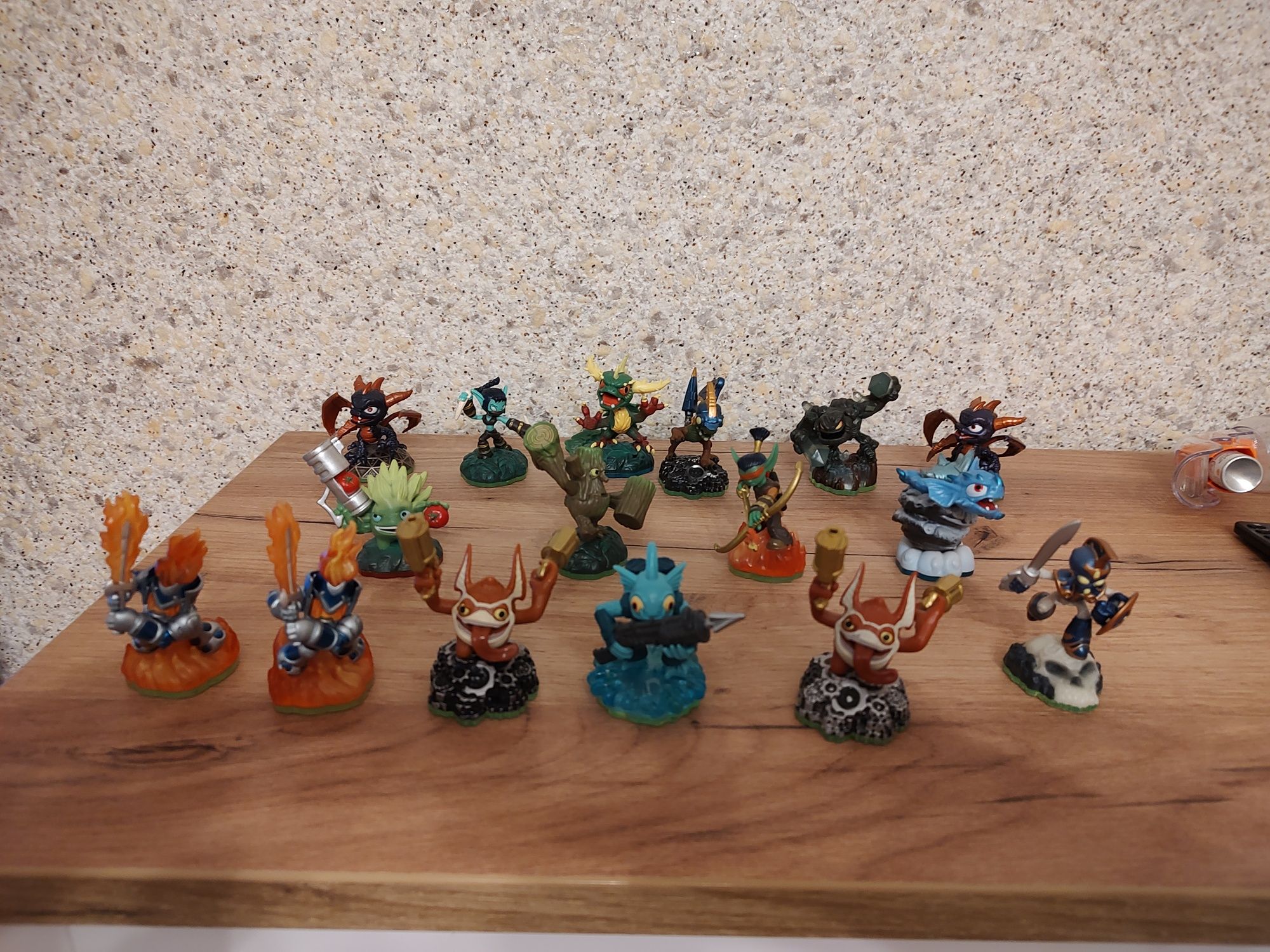 Vând figurine skylander