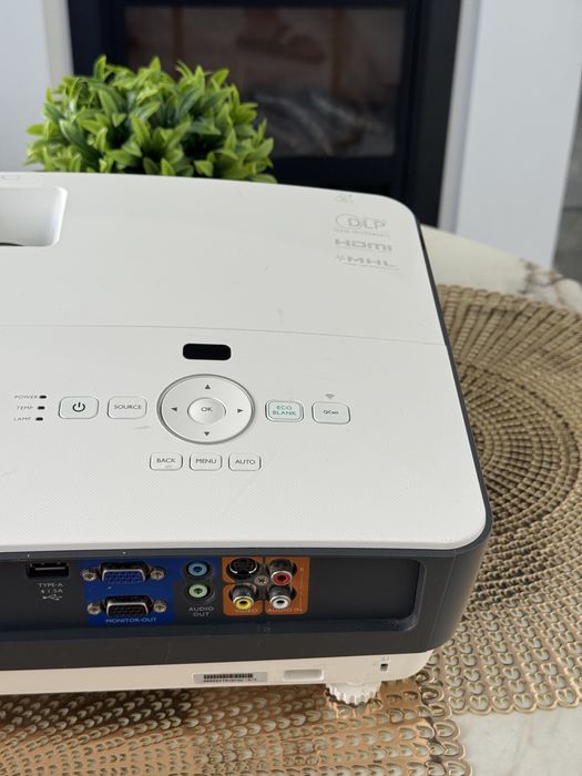Videoproiector BenQ - 4000 lumeni, WXGA, HDMI, 3D - Impecabil!