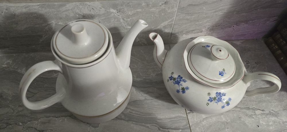 Порцеланов чайник в две разновидности