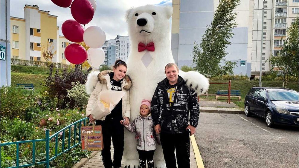 Белый Медведь в Гостях: Зимний Праздник Смеха и Улыбок!