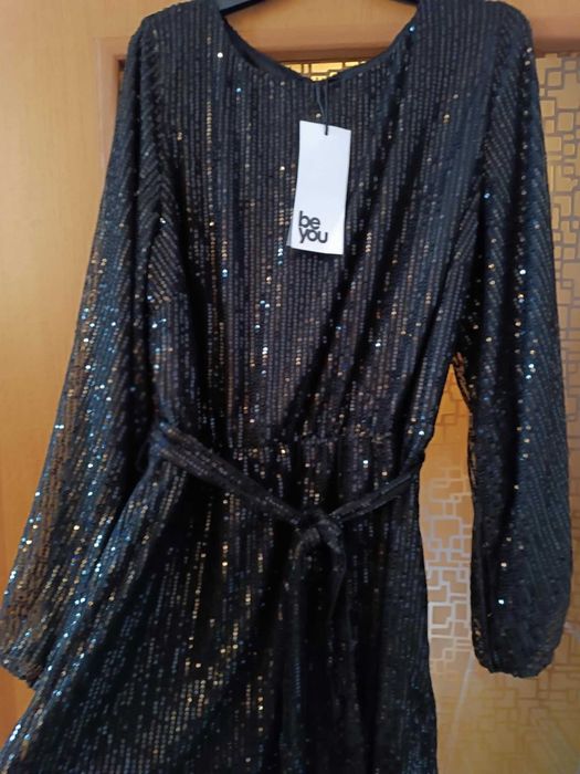 черна рокля  с пайети л/хл размер,