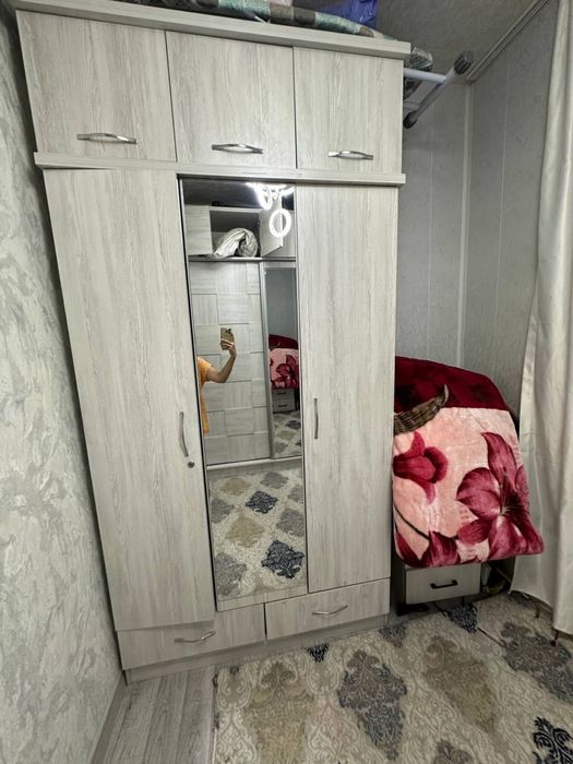 Шкаф сотилади почти йенги