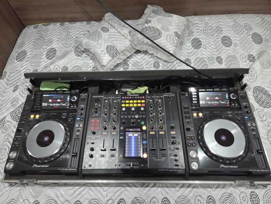 Pioneer cdj 2000 nexus и djm 2000 nexus със кейс.