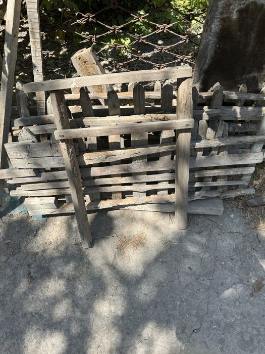 Дрова, доски, виноградник