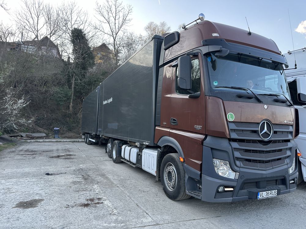 Camion Actros bdf ,remorca si containere xxl.