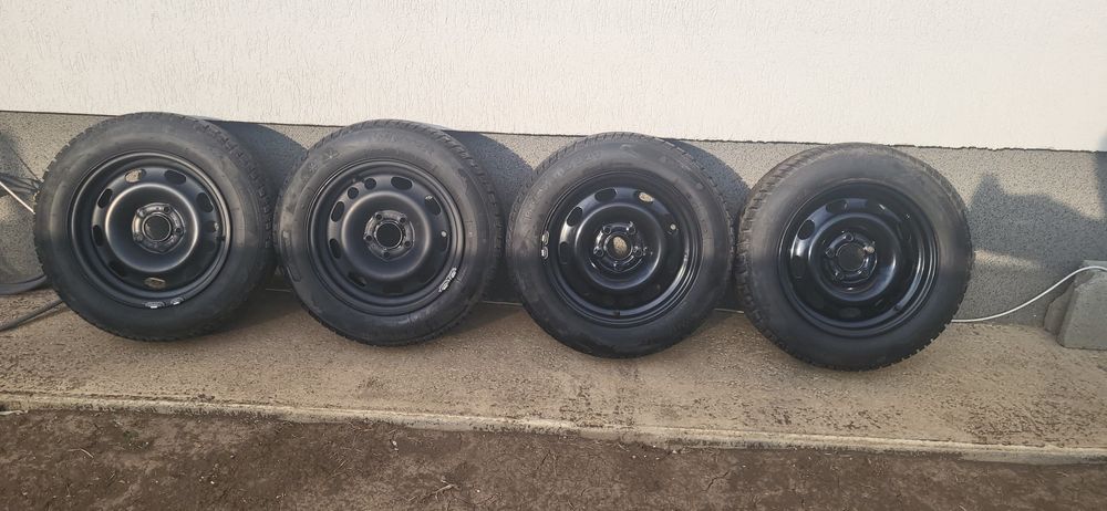 Vand cauciucuri de iarna cu jante 185/65/R15