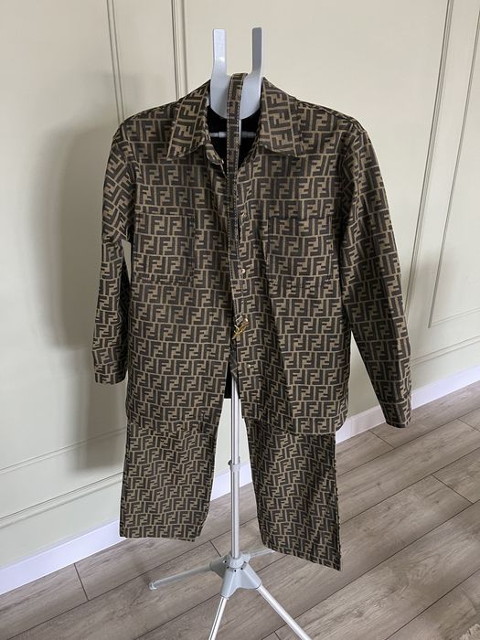 Двойка от бренда Fendi