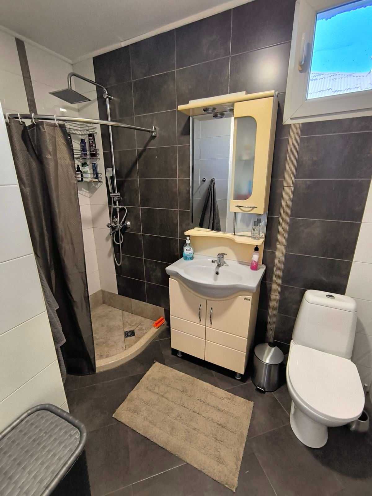 Продавам етаж от къща в гр. Перник кв. Ралица