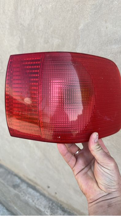 Продам задний фанарь на ауди б4 оригинал