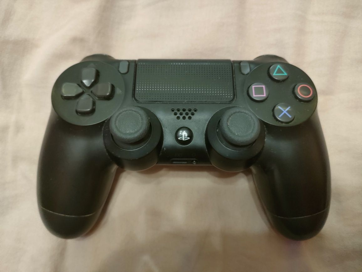 Продавам: Playstation 4 Pro; DualShock 4; FIFA 20 и GTA V