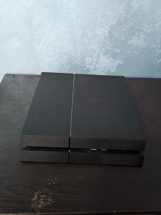 Vând PS4 cu controlere wireless