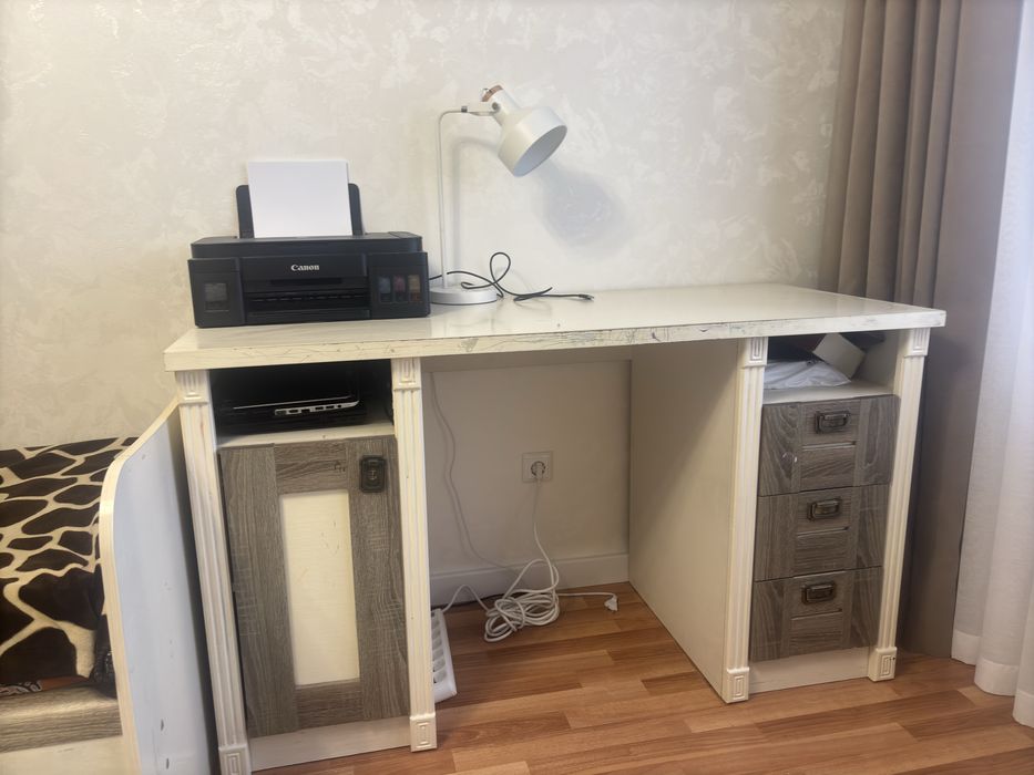 Комнатный стол.