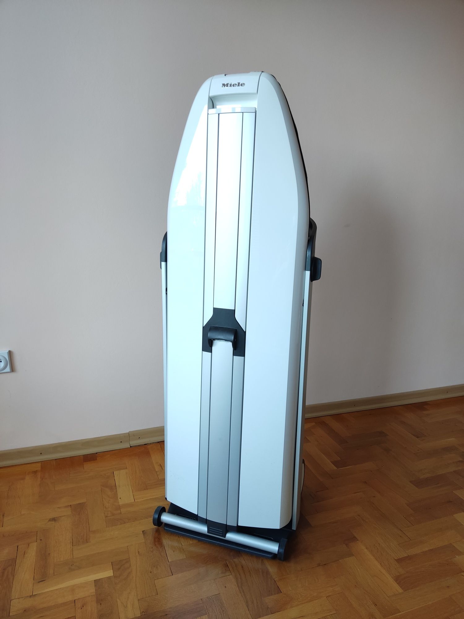 Машина за гладене с парогенератор Miele B1847