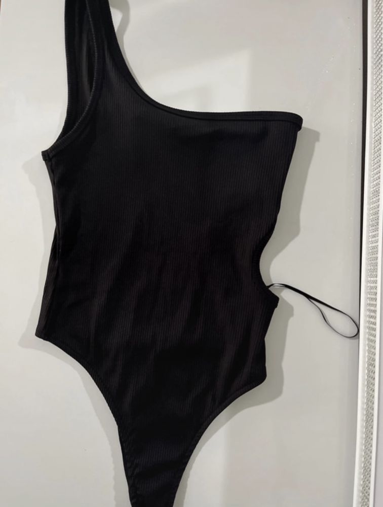 Body bershka , cu decupaj lateral si pe un umar