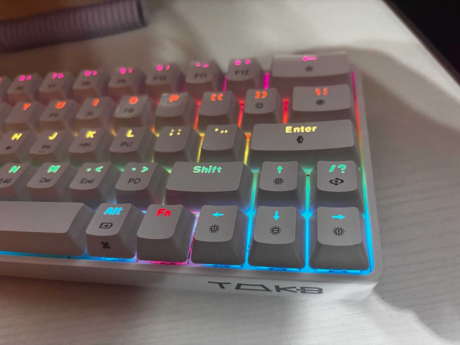 Безжична геймърска клавиатура със blue clicky switch