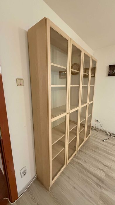 Biblioteca / Vitrina Ikea Billy cu usi de sticla, aspect stejar