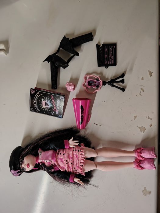 Дракулаура fearbook