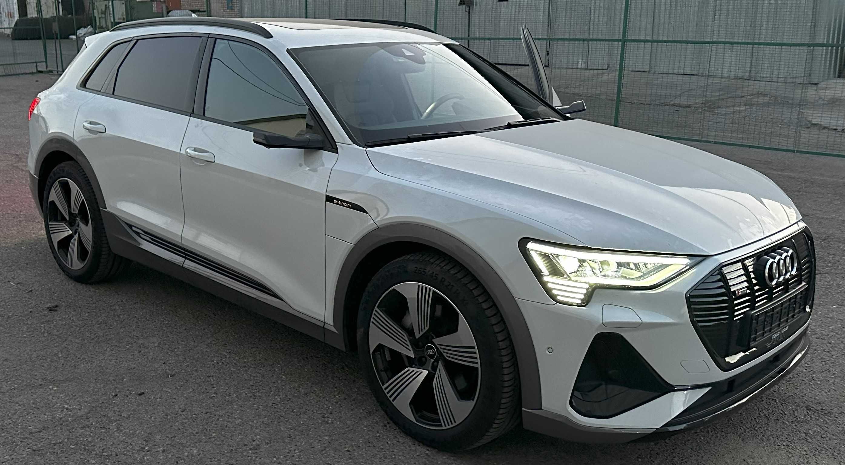 Audi E-tron 55 Quattro, 2020 год, пробег 25 000 км, 400 км запас хода