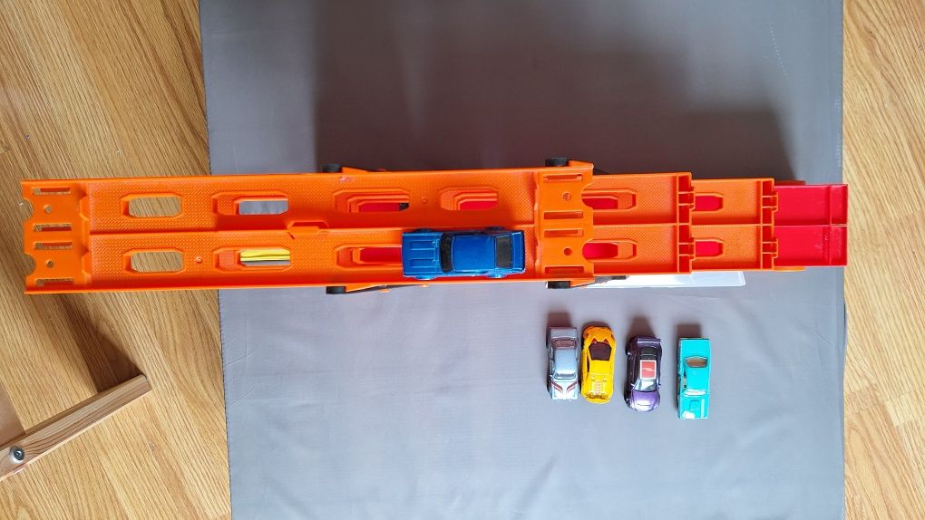 Hot Wheels core Large Vehicle Голям автовоз за 50 колички