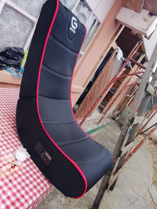 scaun gaming cu boxe incorporate