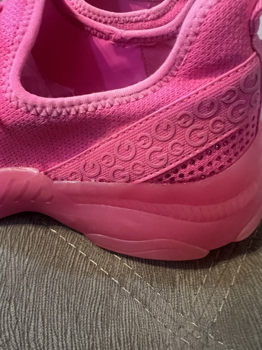 Цикламени маратонки