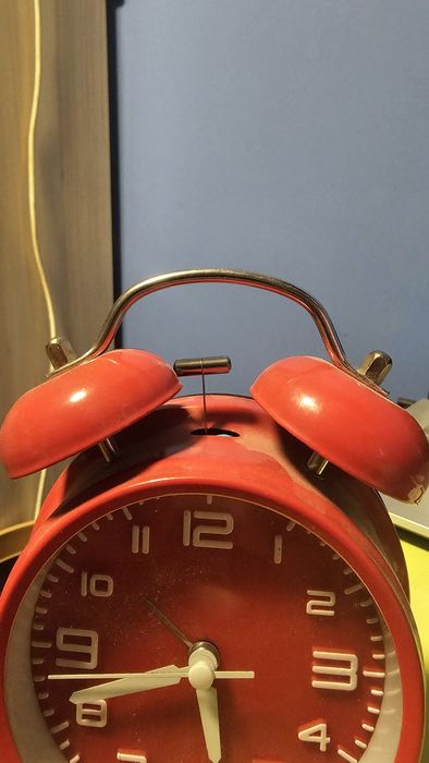 Червен будилник.