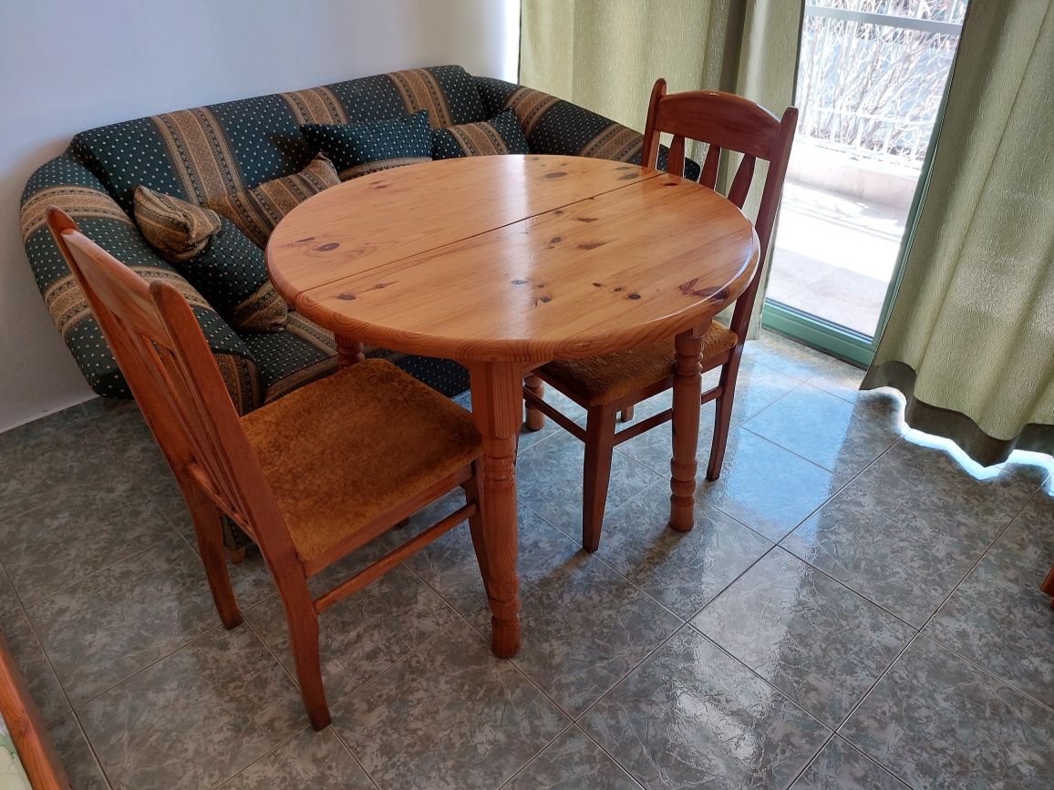 Кръгла трапезна разтегателна маса с четири стола, налични 3 комплекта