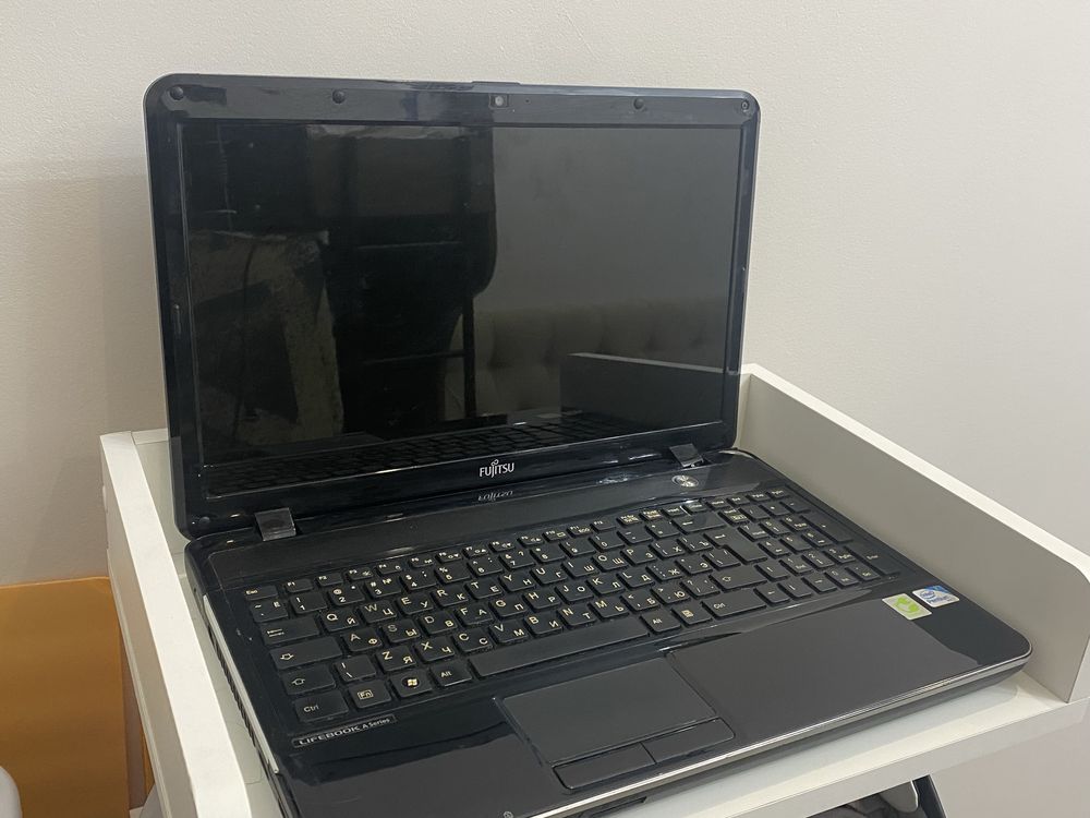 Fujitsu ноутбук (нужна установка Windows / нет жёсткого диска)