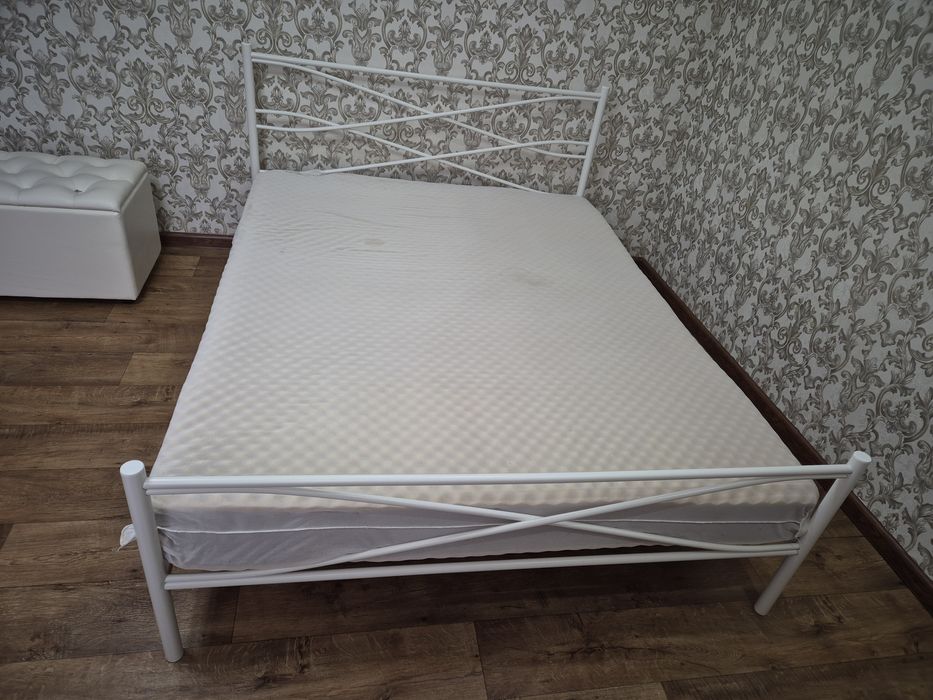 Продам кровать с матрасом.